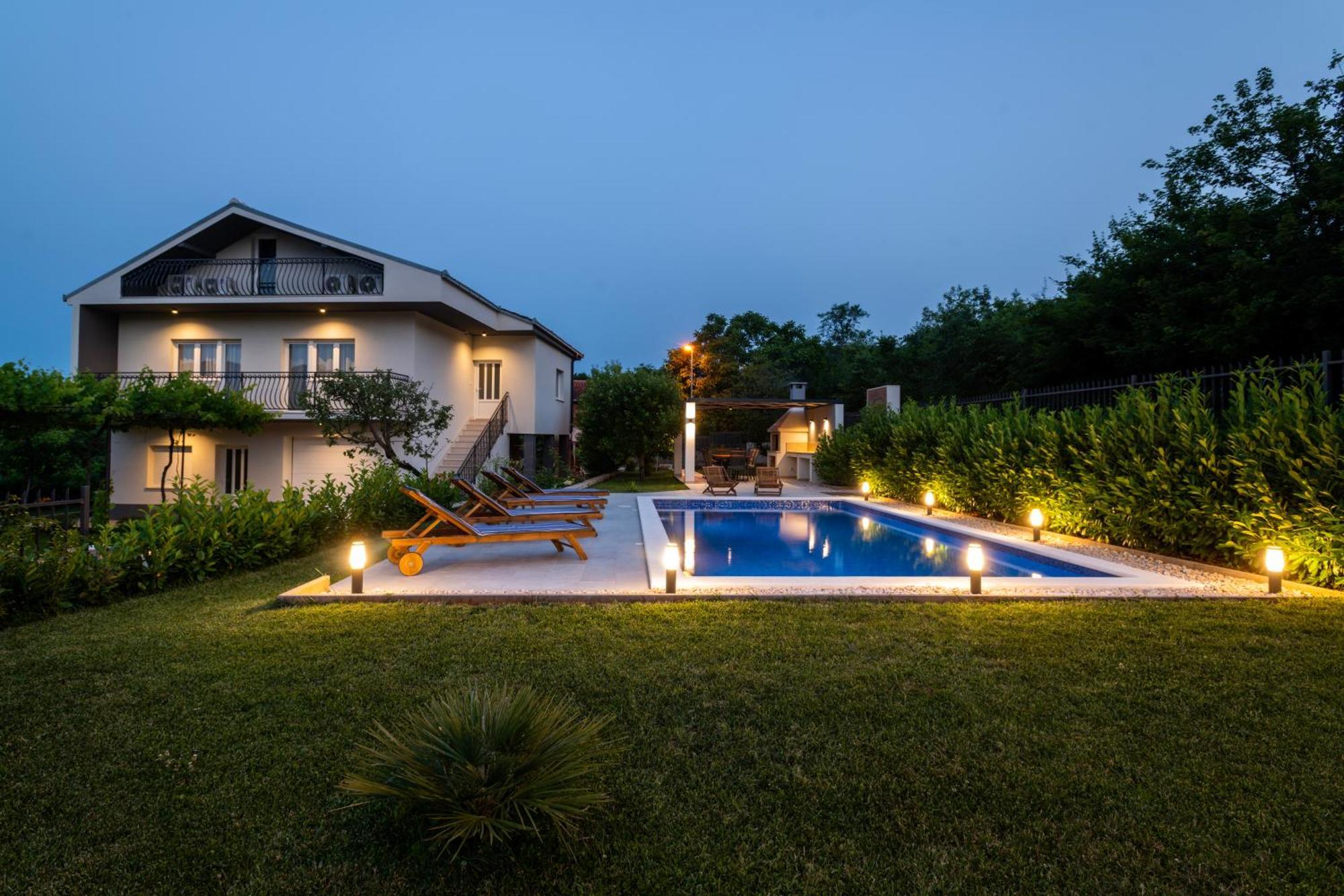 Villa Latica Dicmo 외부 사진