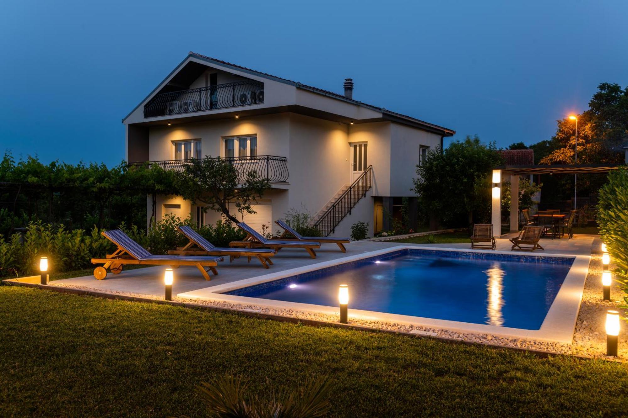 Villa Latica Dicmo 외부 사진