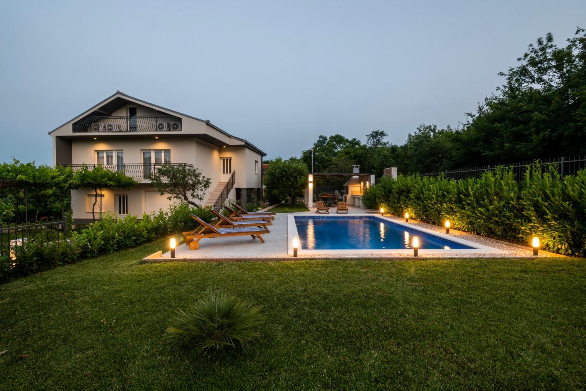 Villa Latica Dicmo 외부 사진